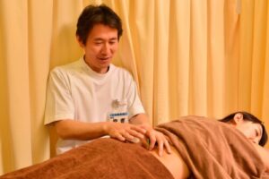 八木整骨院・鍼灸院で施術する様子